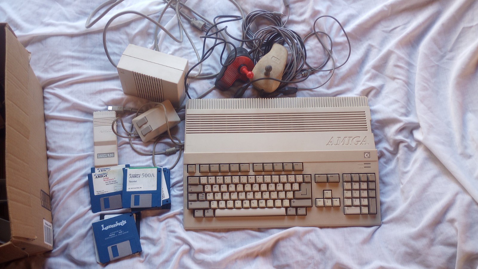 AMIGA A500 *Revised Shipping*Powers On,PSU, Mouse, Video 520 