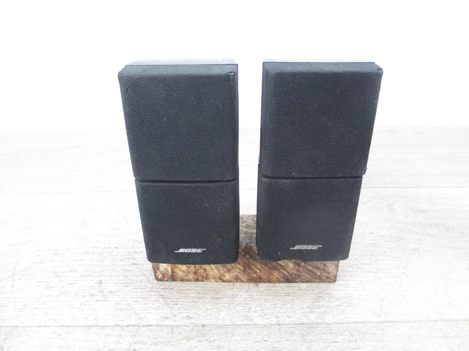 PAIR(2) OF BOSE DOUBLE CUBE ACOUSTIMASS LIFESTYLE SPEAKERS. BLACK. WORKS GREAT 