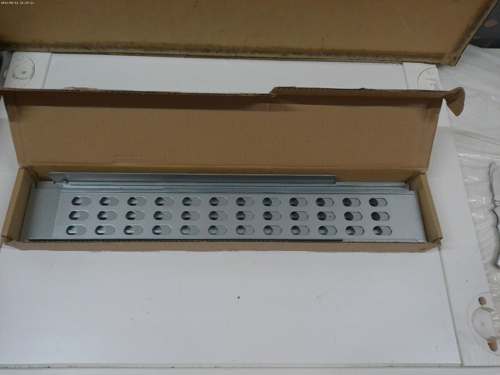 AU SELLER APC 0M-756H Sliding Rails Smart-UPS Rackmount  OM-756H -NO SCREW SET
