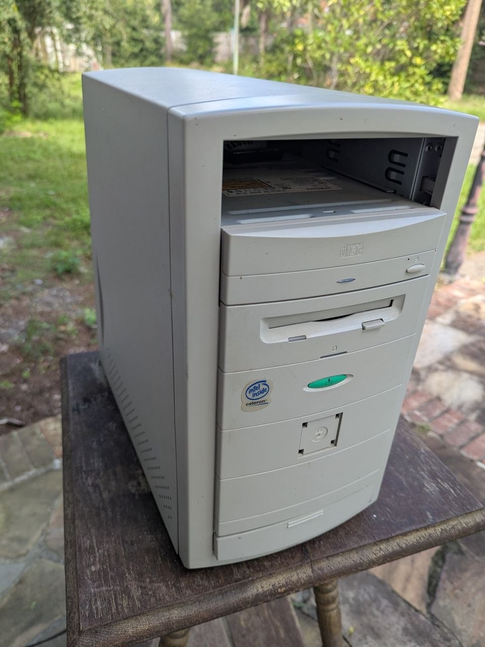 eMachines eTower 667ix Vintage Desktop PC Intel Celeron Powers On TC