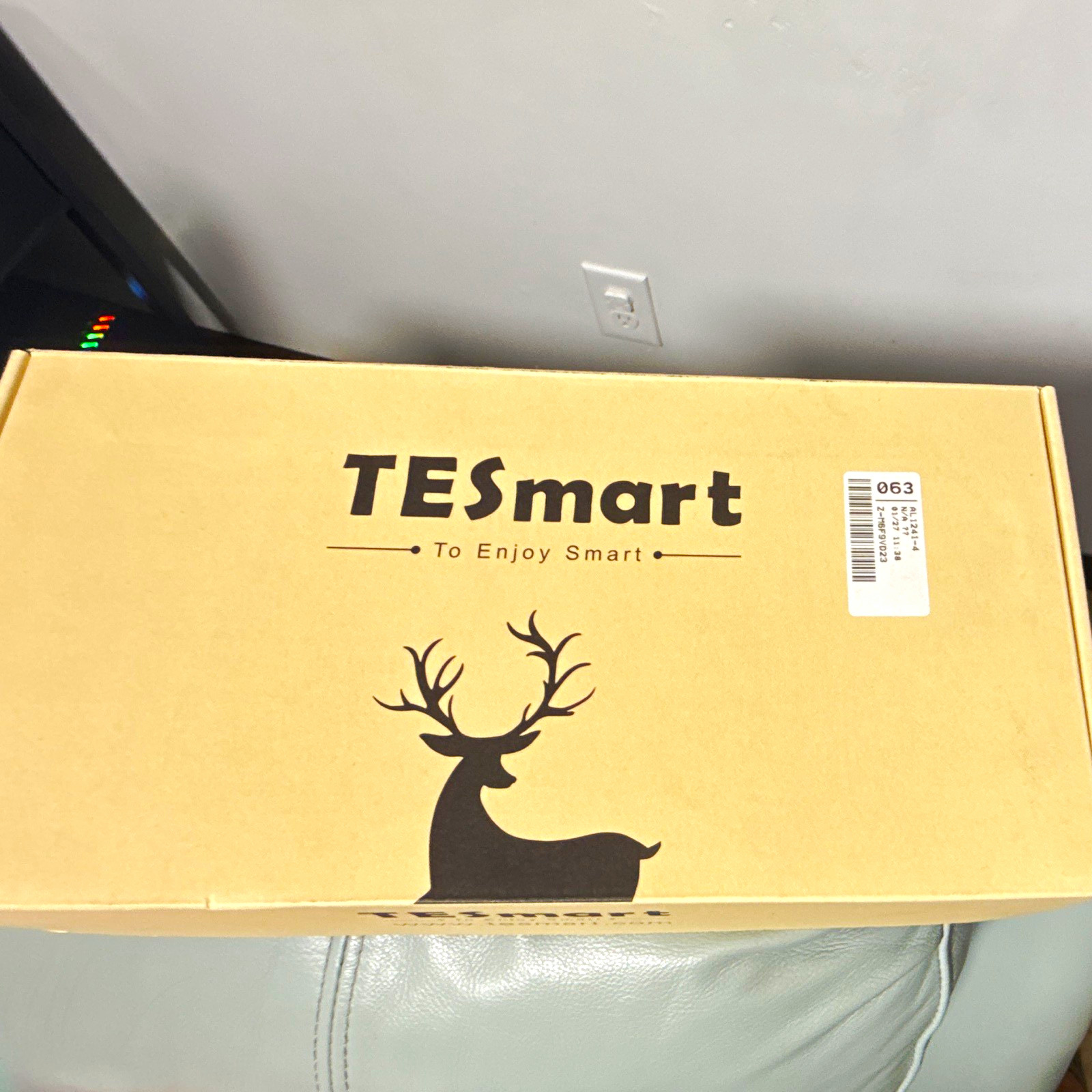 TESmart Dual Monitor KVM Switch Box 4 Port 1:4 HDMI VGA USB Powered 5V Black