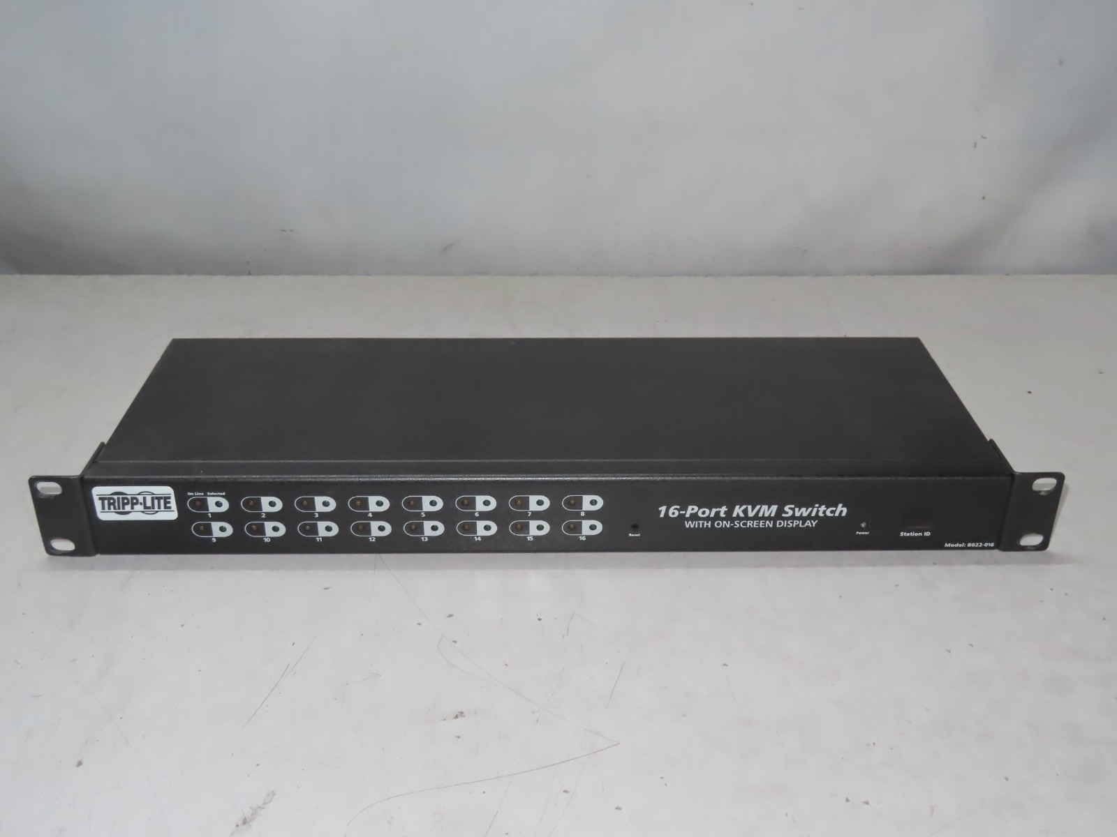 Tripp-Lite B022-016 CS-1216A 16-Port NetDirector Maxiport KVM Switch NO AC ADAPT