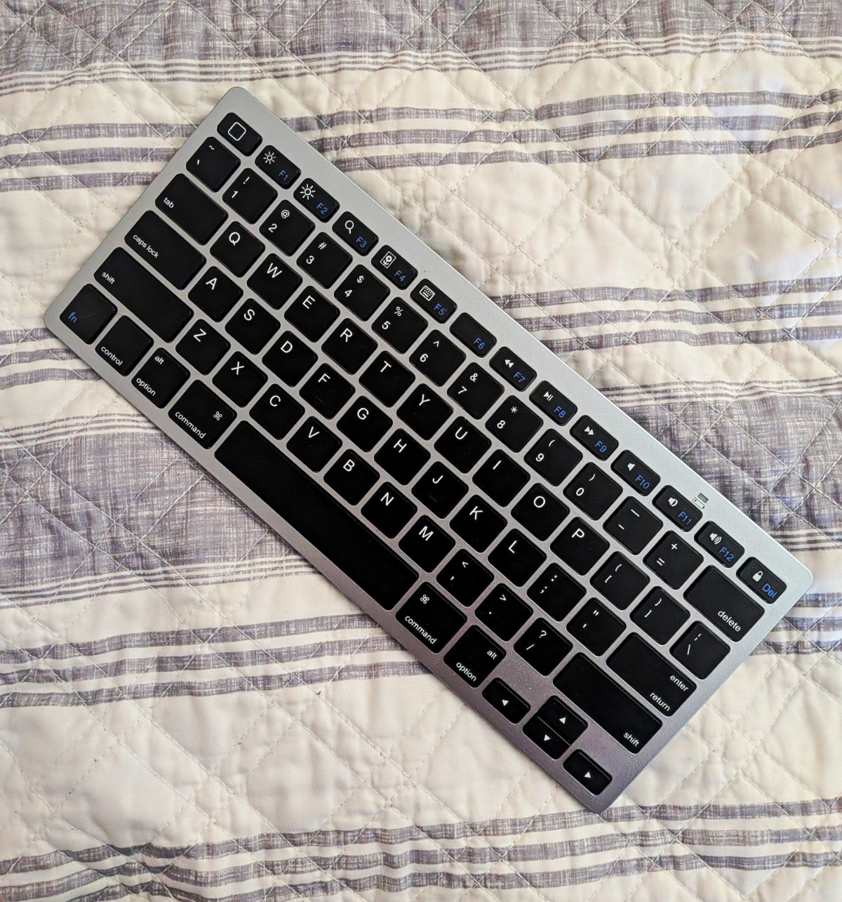 OMOTON KB066 Slim Wireless Keyboard QWERTY English, Silver/Black Aluminum