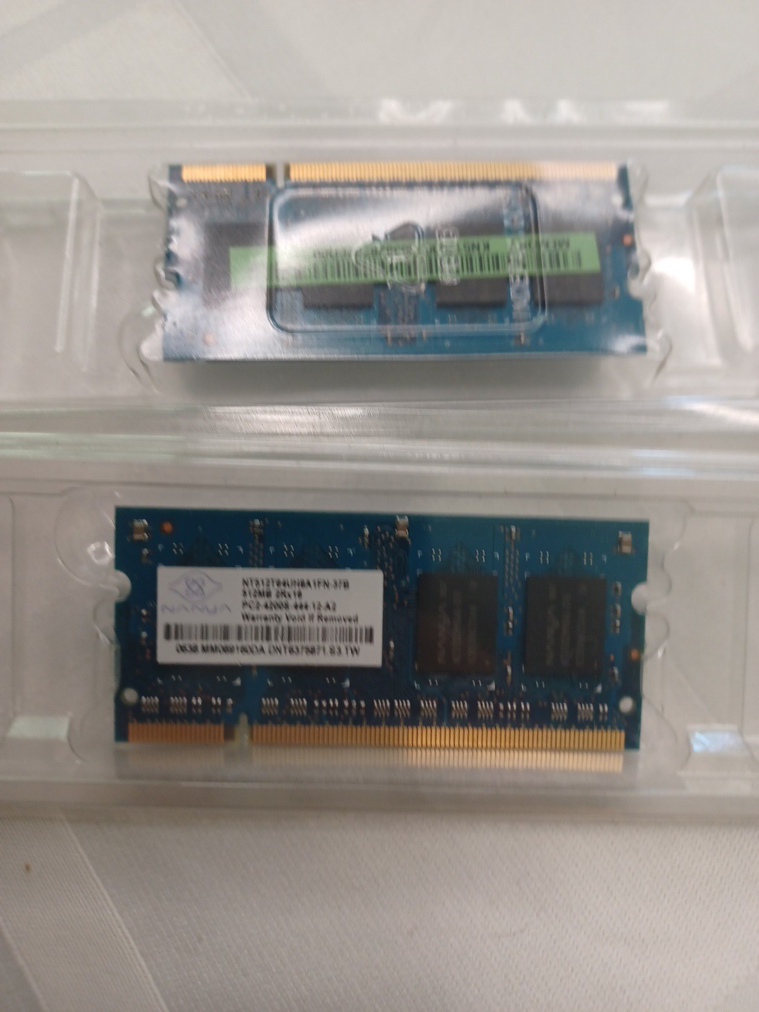 Two NANYA 512MB SO-DIMM DDR2 PC2-4200S-444-12-A2 2Rx16
