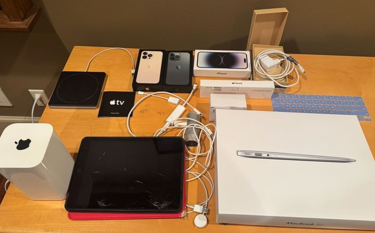 Apple iPad 7th Gen A2197 - w/Large Lot of Additional Apple Items