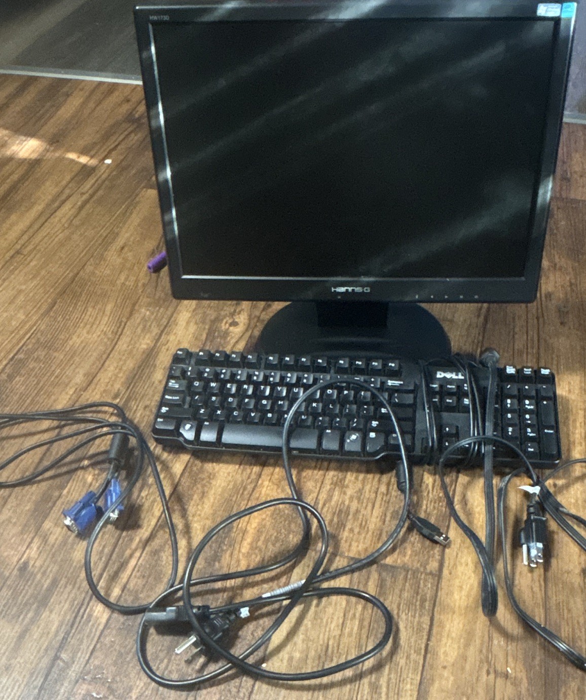 Hanns-G HW173D 17" LCD Monitor 1280x1024 DVI/VGA Black w/ Dell Keyboard