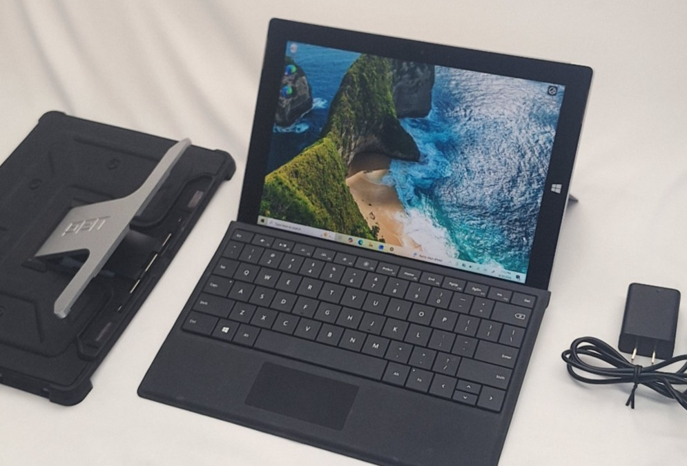 Microsoft Surface 3 LTE 10.8" Win10 Bundle with UAG Case, Keyboard & Charger