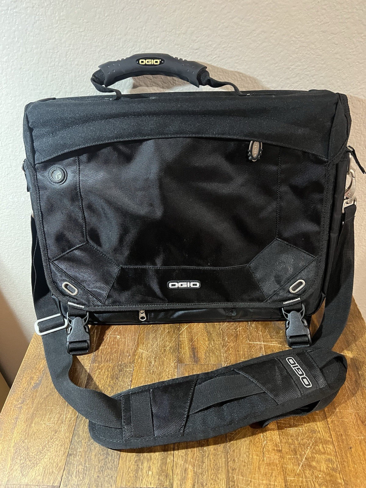OGIO JACK pack  Messenger Bag  Classification 03507 /black/ Well Organized