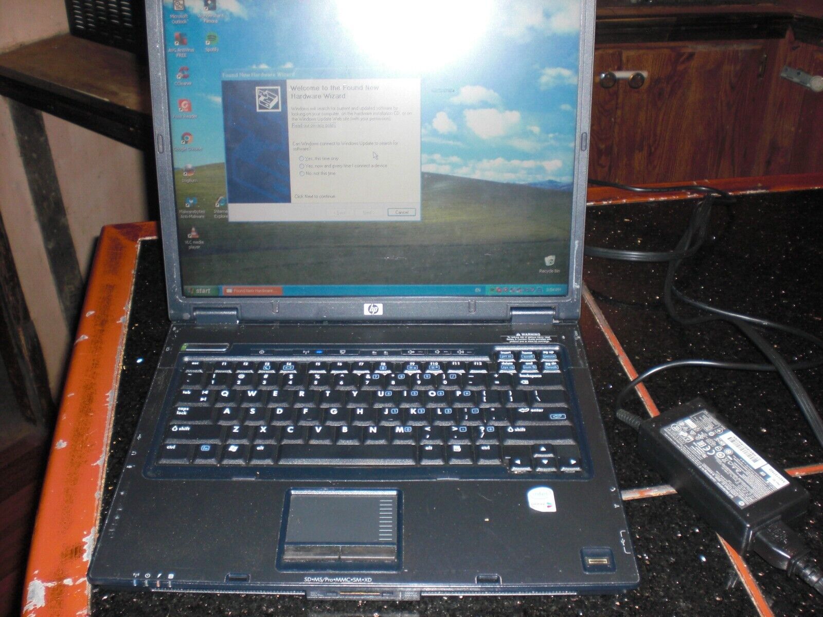 vintage HP Compaq nc6230 with windows XP  RUNS GOOD 1 BAD KEY