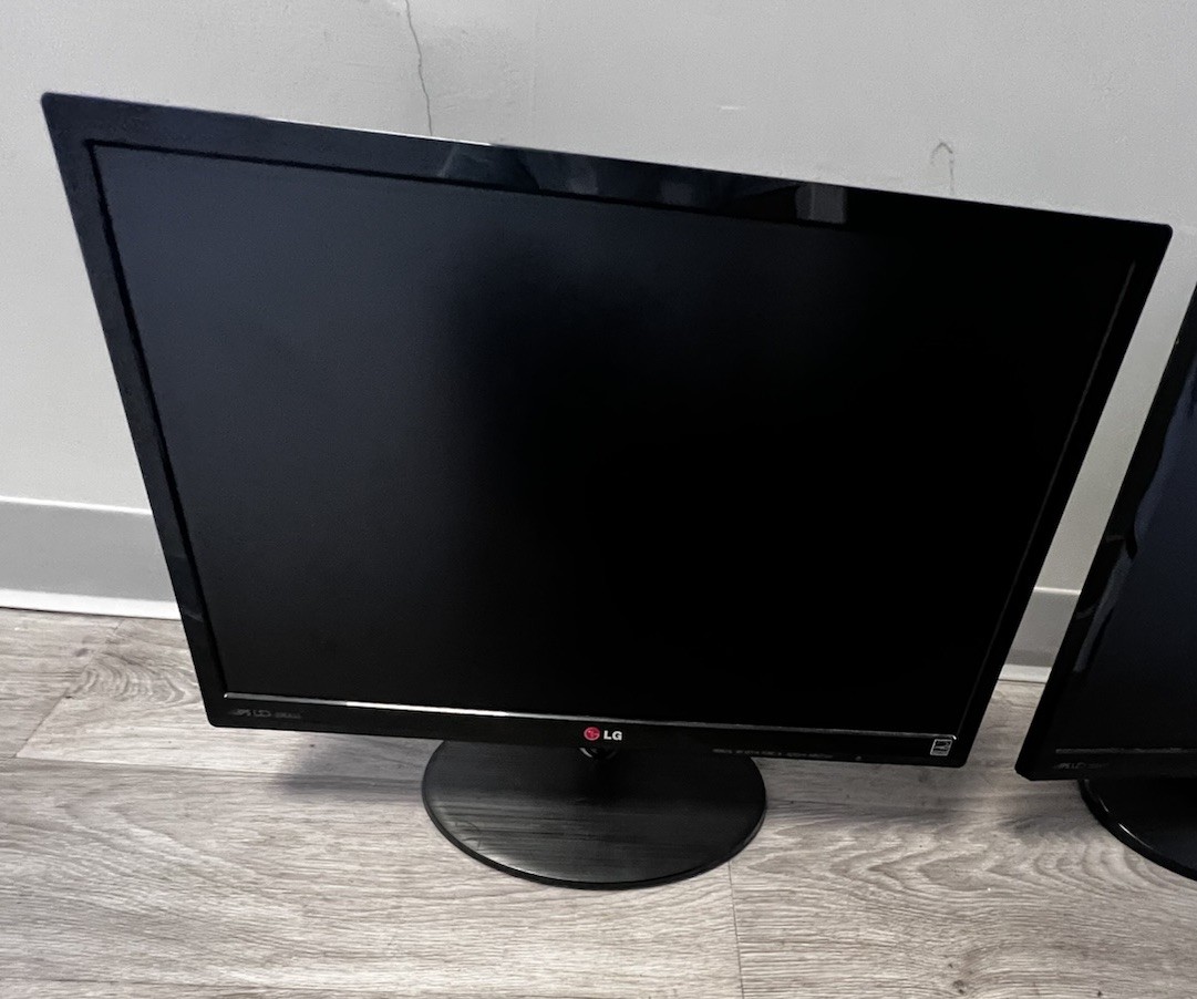 LG Monitor Size 20.   Model: 22EA53TA Good Condition. Works Great