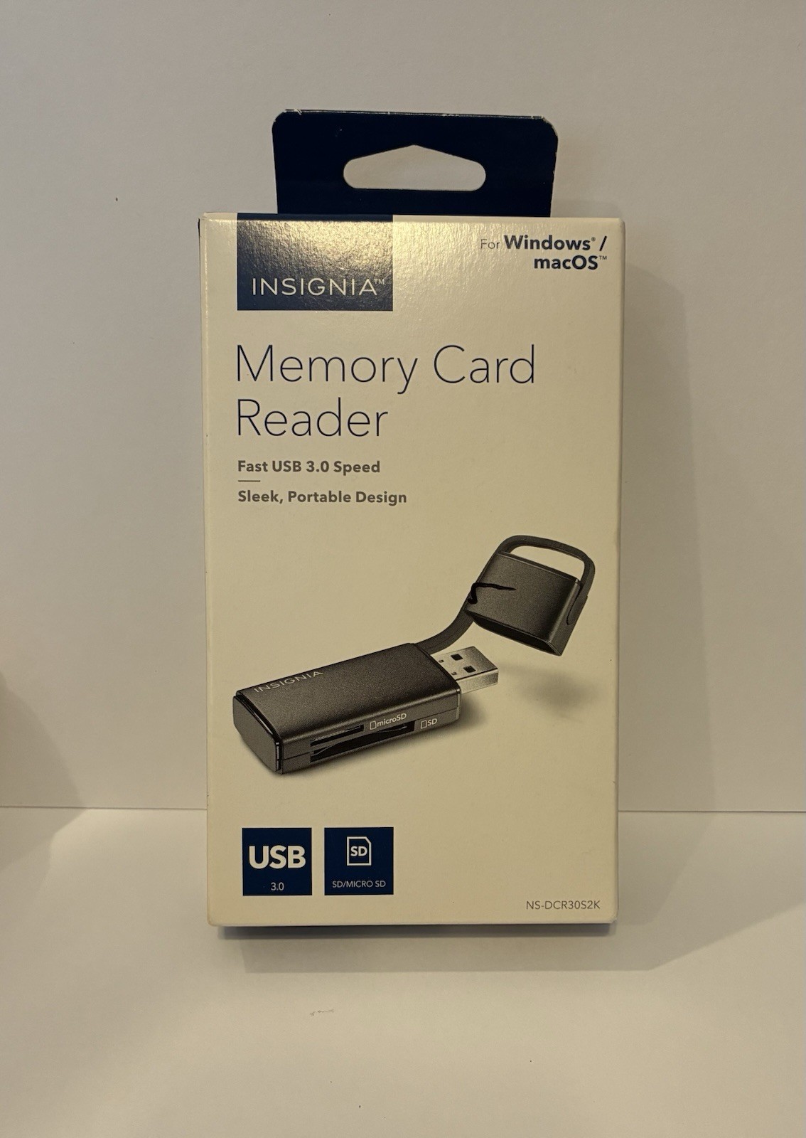 Insignia USB 3.0 Memory Card Reader Sleek Portable Design.. SD/MICRO SD