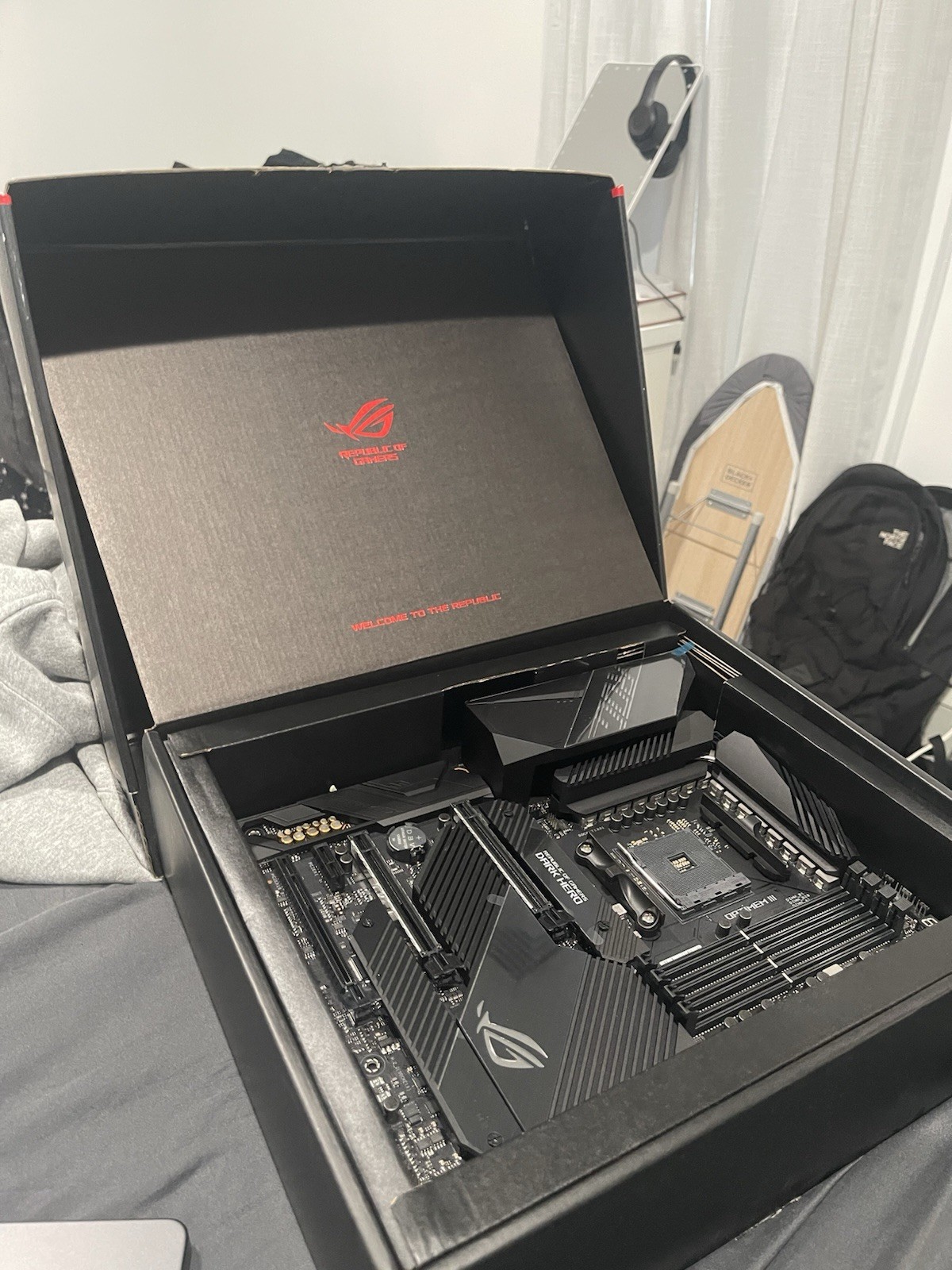 ASUS X570 ROG Crosshair VIII Dark Hero AM4 AMD ATX Motherboard
