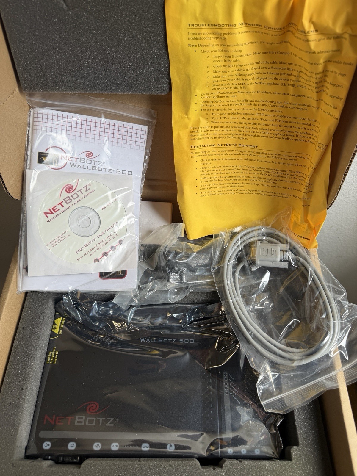 NetBotz WallBotz 500 Base Station w/Docked Pods (NBWL0500) NEW