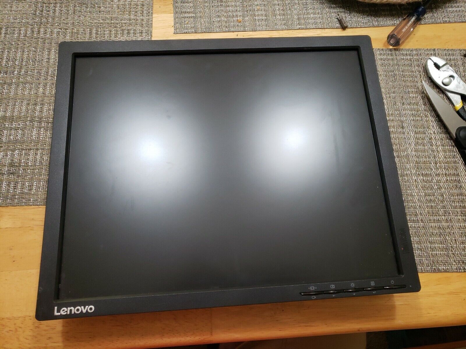 Lenovo ThinkVision T1714pA 17″ LCD Monitor  NO STAND