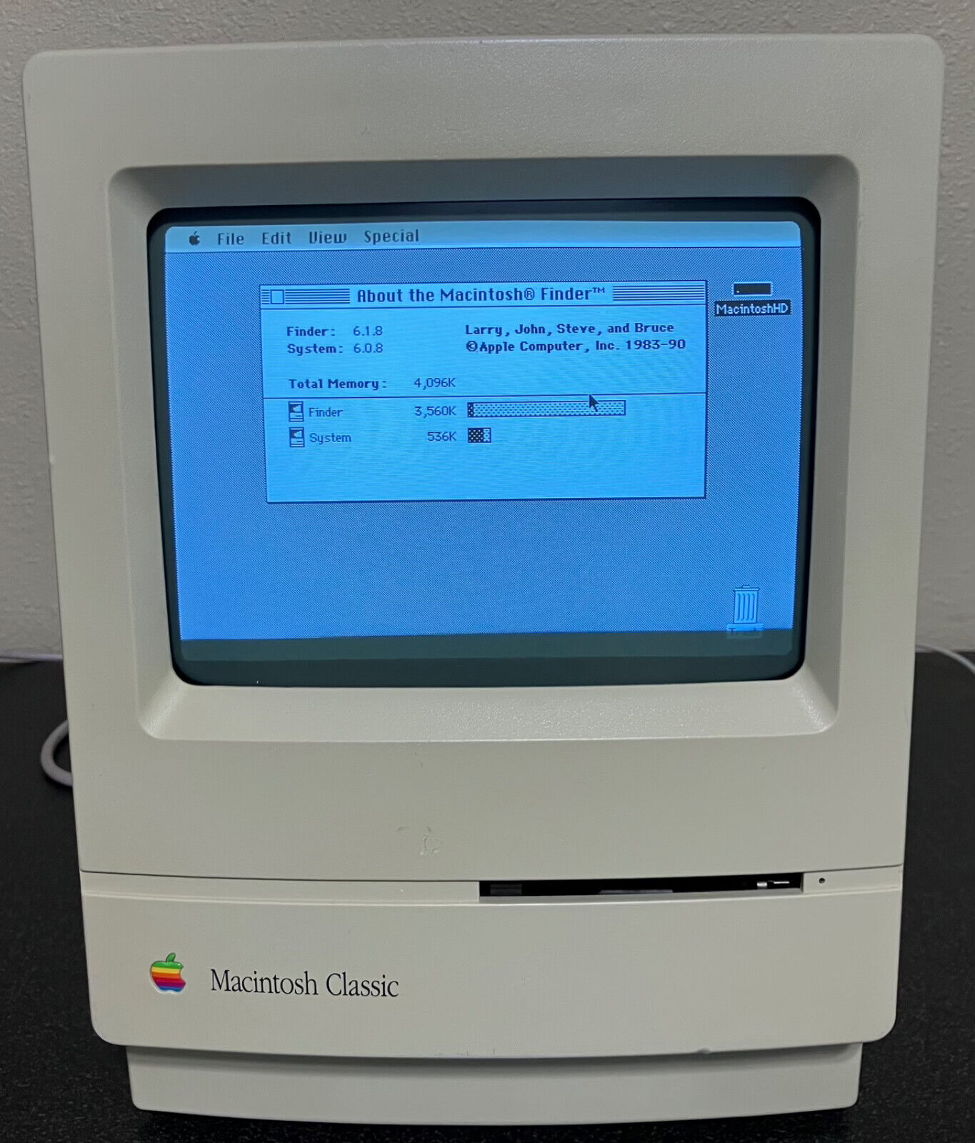 APPLE MACINTOSH CLASSIC COMPUTER VINTAGE MAC Full Recap Restored Working M0420