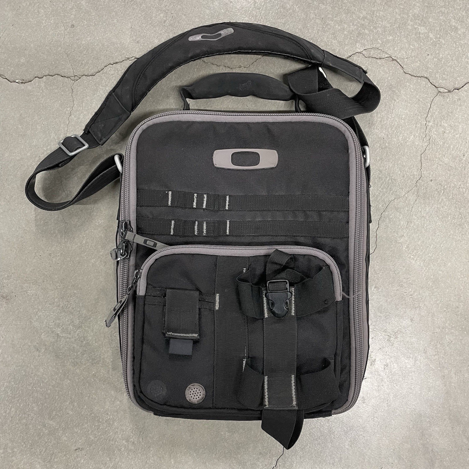 Oakley CHECKPOINT Vertical Computer Laptop Black Padded Messenger Bag Office EUC