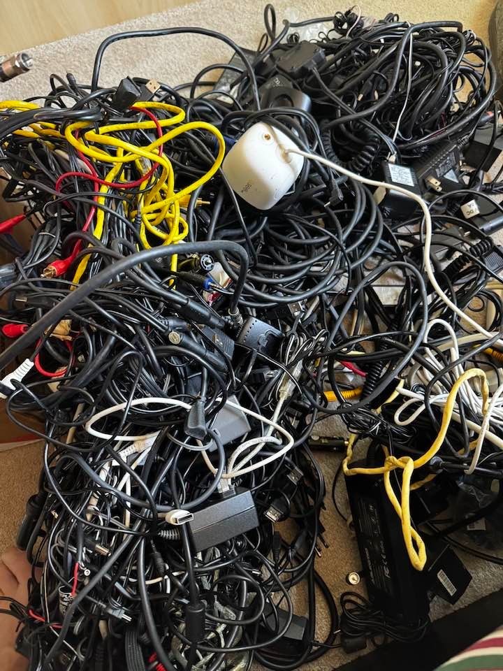 100 LB + HUGE LOT OF MISC PC COMPUTER CABLES CHARGERS OTHER ELECTRONICS