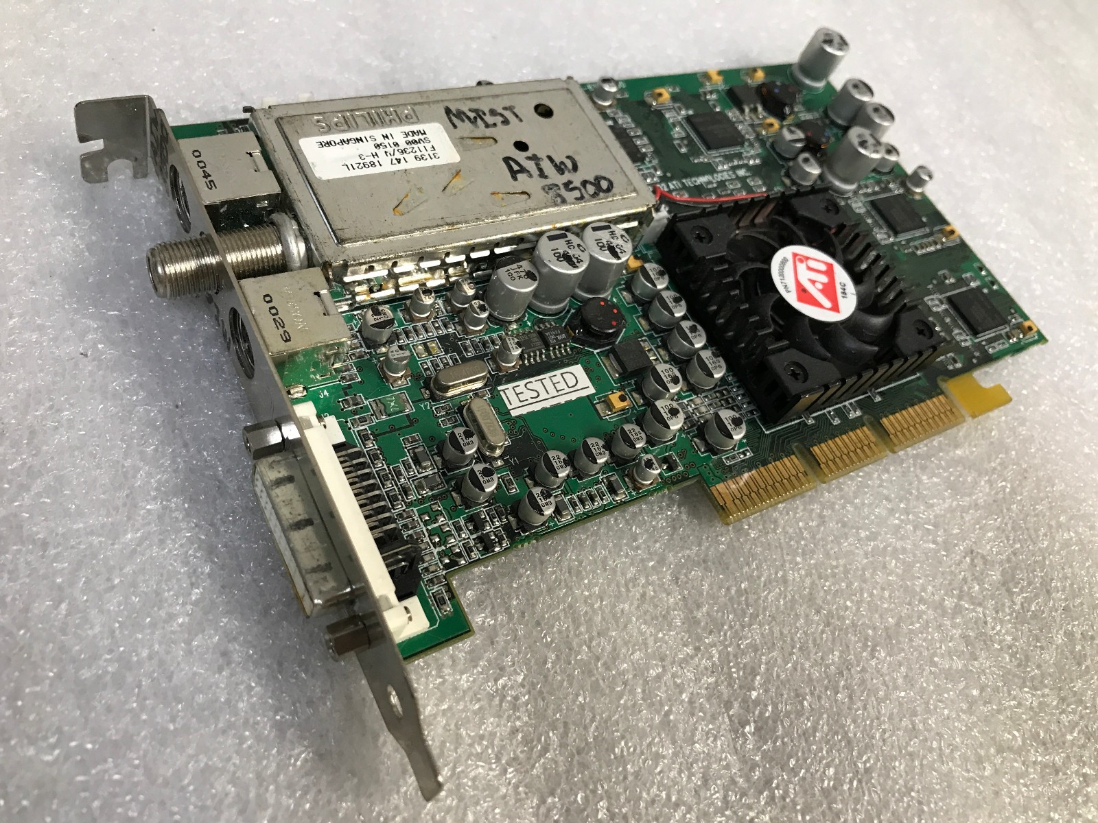 ATI Technologies 109-83600-00 , ATI AIW Radeon 8500 AGP Desktop Video Card