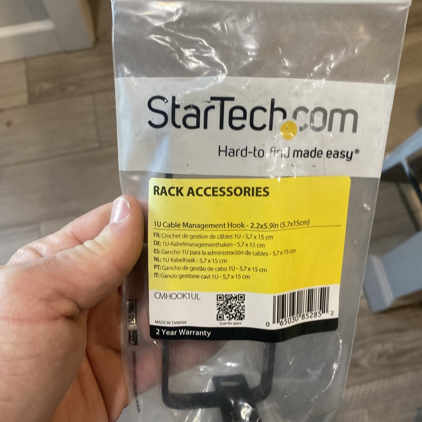 StarTech.com CMHOOK1UL 1U Vertical Cable Management D-Ring - 2.2x5.9in(5.7x15cm)
