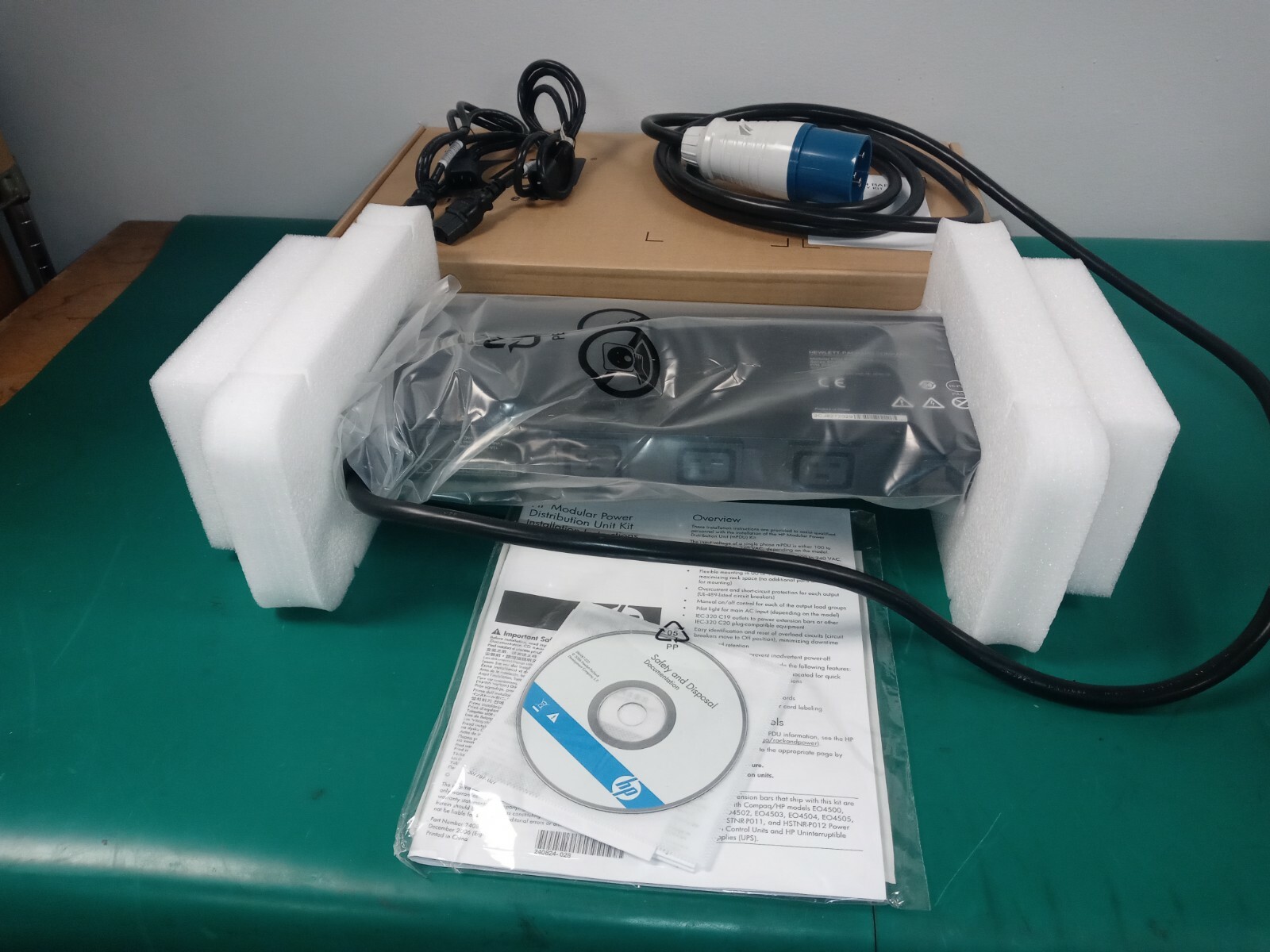 HP Modular PDU Control Unit Series EO4502 P/N 228481-003 with accessories