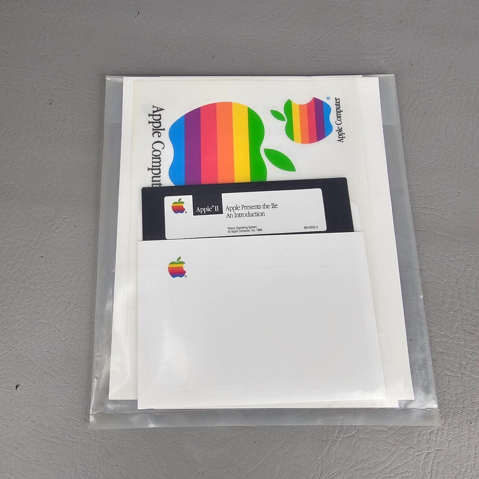 RARE Apple Presents the IIe - An Introduction Docs - Disk - STICKERS NEW