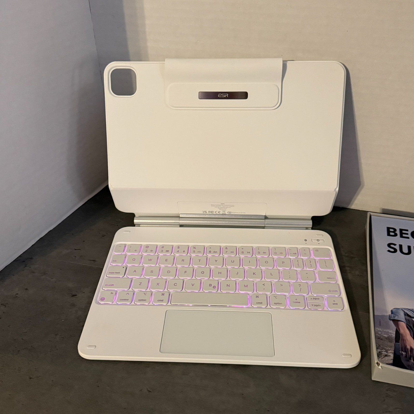 ESR Rebound Magnetic Keyboard Case 6B012A for iPad Pro 11 – White