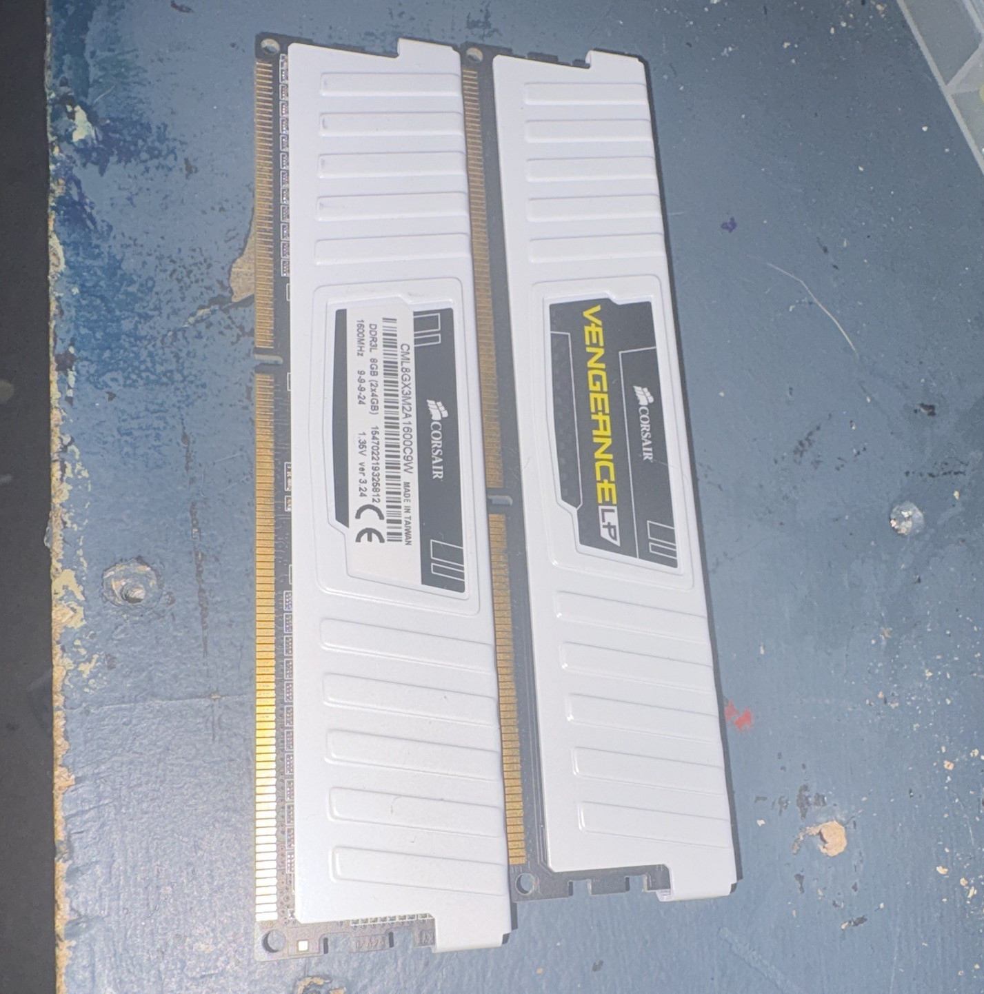 Corsair Vengeance LP 8GB (2x4GB) DDR3-1600 PC3-12800 DIMM Non-ECC White
