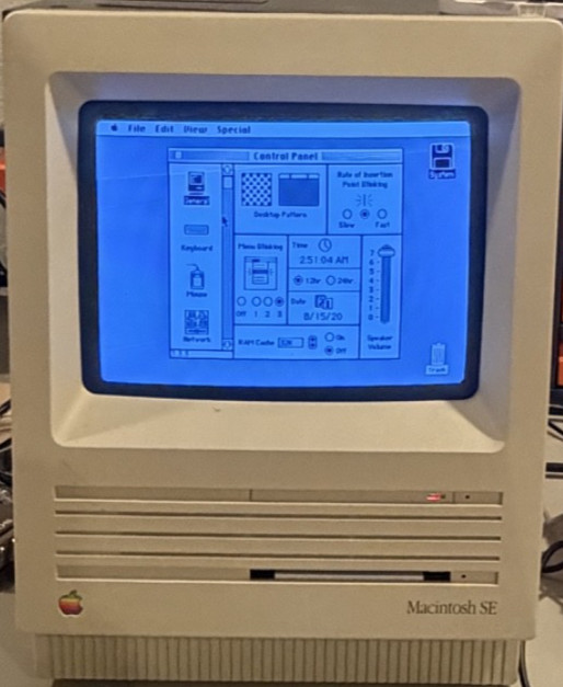 Vintage Apple Macintosh SE M5011 1MB/20MB + ADB Mouse + 800K System 6 Disk