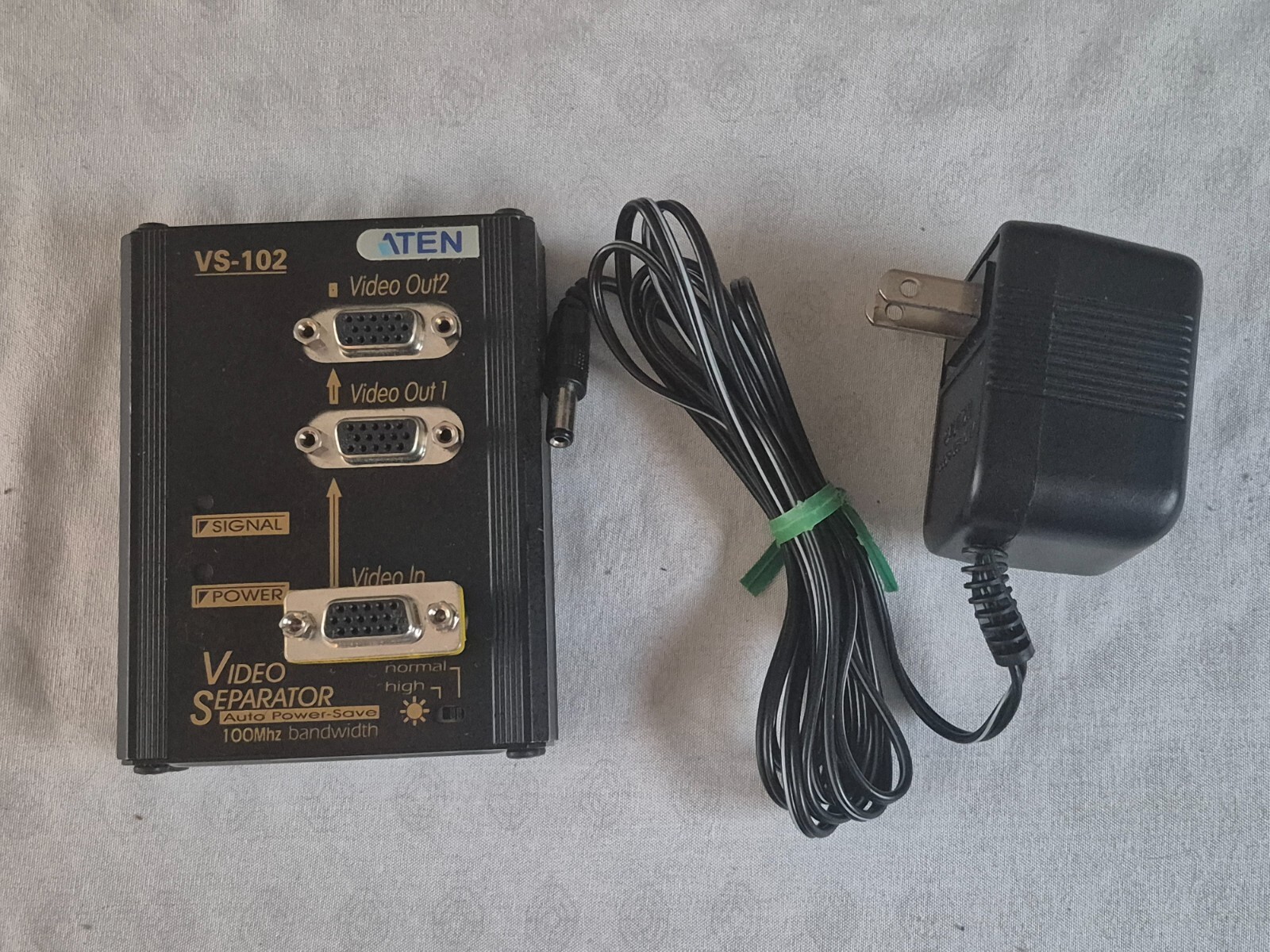 ATEN VS-102 2-Port VGA Video Separator Splitter 100mhz Retro Vintage