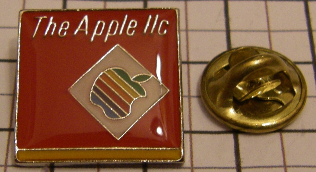 APPLE computer THE APPLE IIc 2C vintage pin badge Mac MACINTOSH