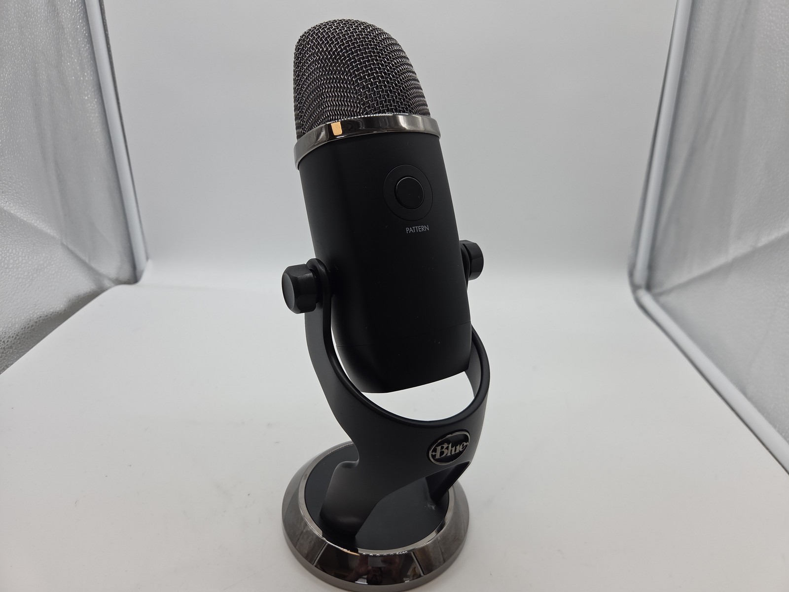 Blue Yeti A00104 USB Multi-Pattern Mic Black w/ Adjustable Stand - FREE S/H
