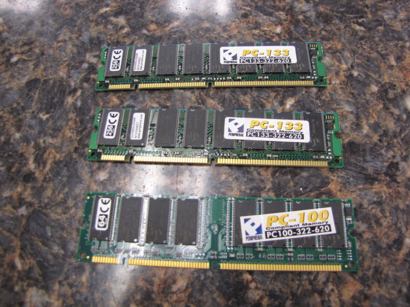 Lot of PC-100 & PC-133 COMPLIANT RAM MEMORY PC100-322-620