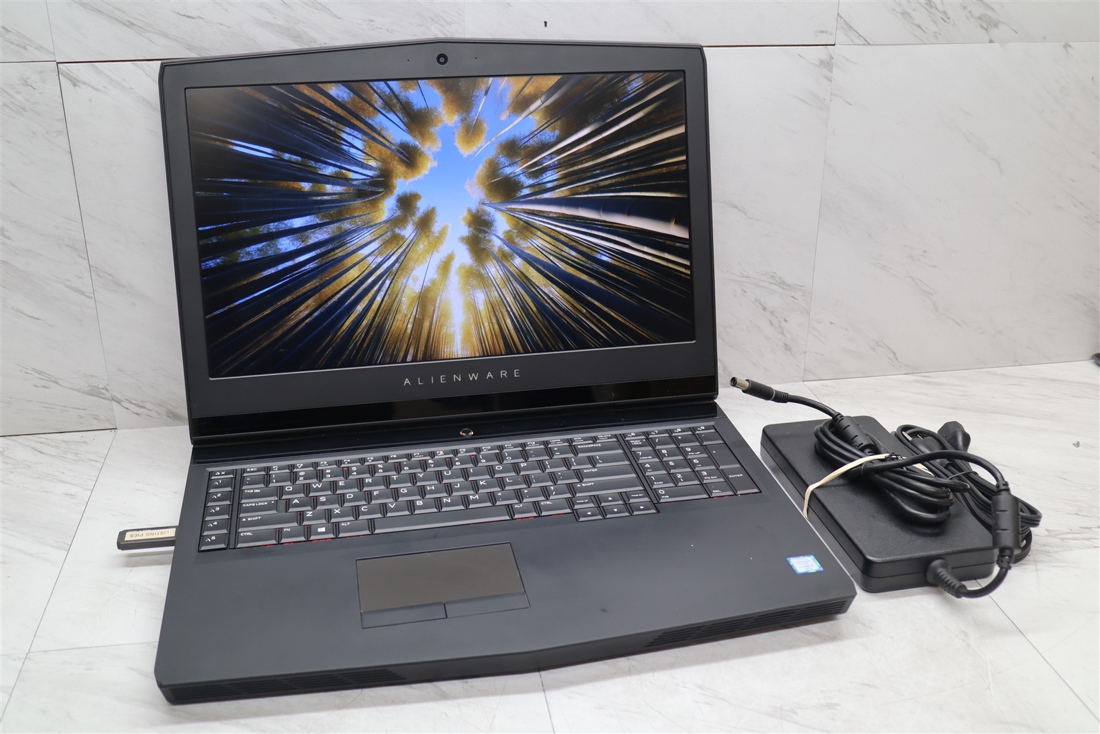 Dell Alienware 17 R4 i7-6400HQ 16GB GTX 1070 Gaming Laptop 17.3" w/ Adapter