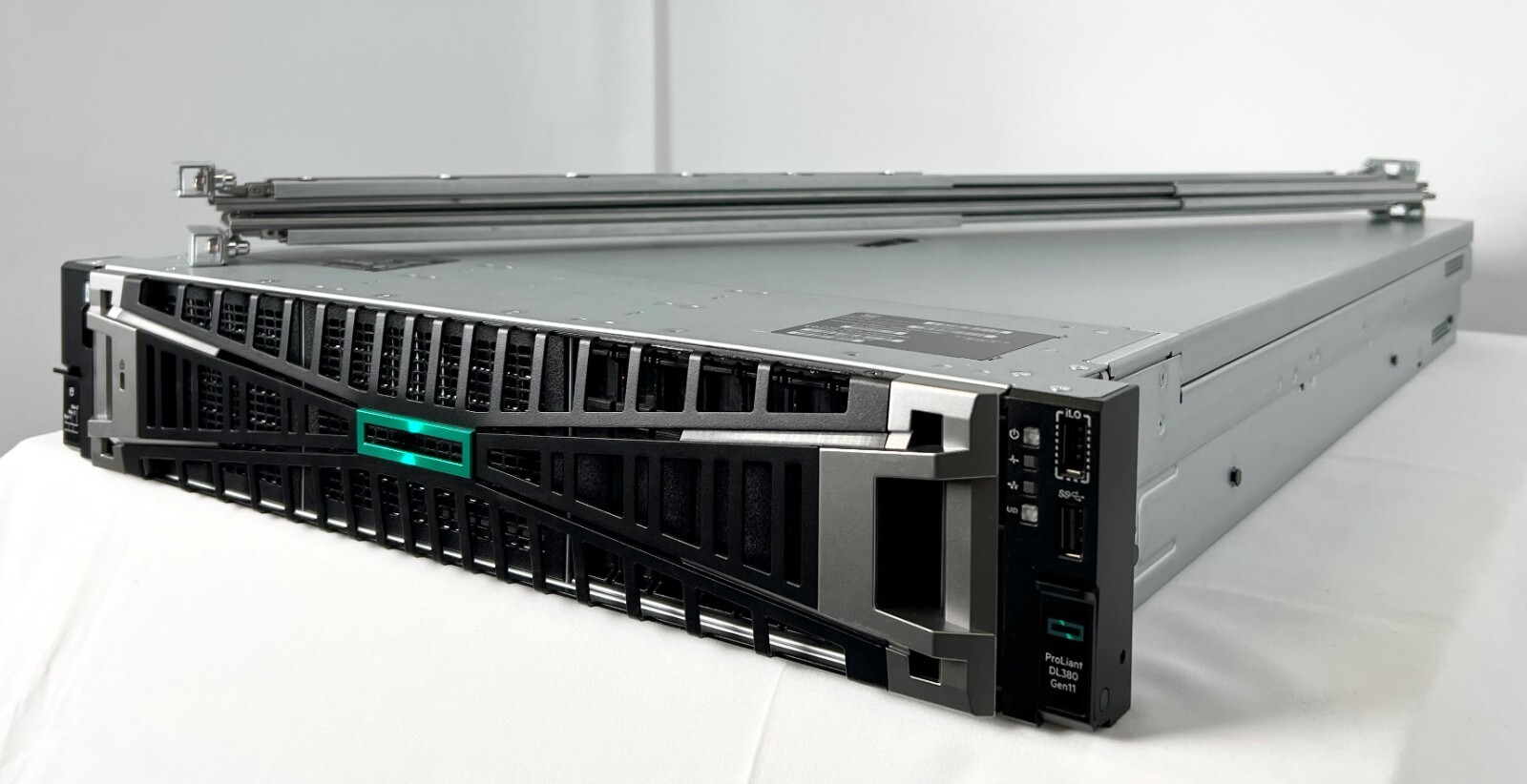 HPE P52564-B21 ProLiant DL380 Gen11 5415+ 2.9GHz 8-core 32GB 8SFF 800W Server
