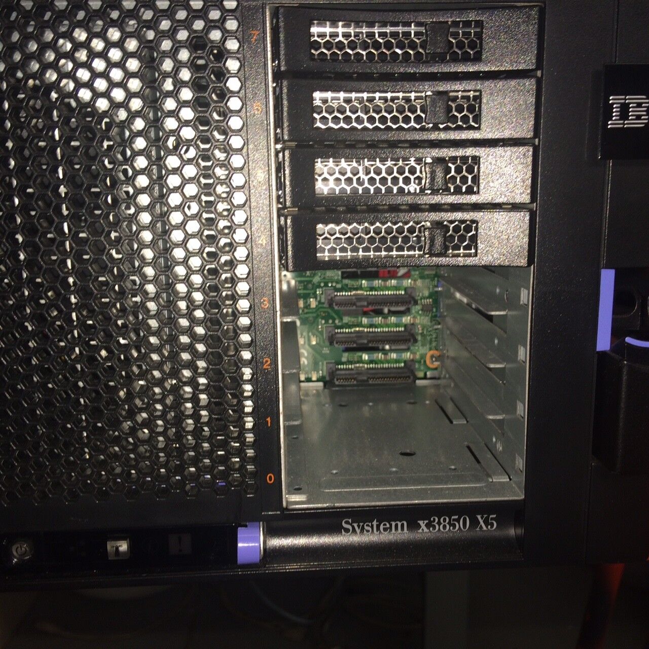 IBM 7143-AC1 Server X3850 X5, 4x E7-4870 2.40 GHz, 4x 42D0512, 1x 49Y7942 2x P/S