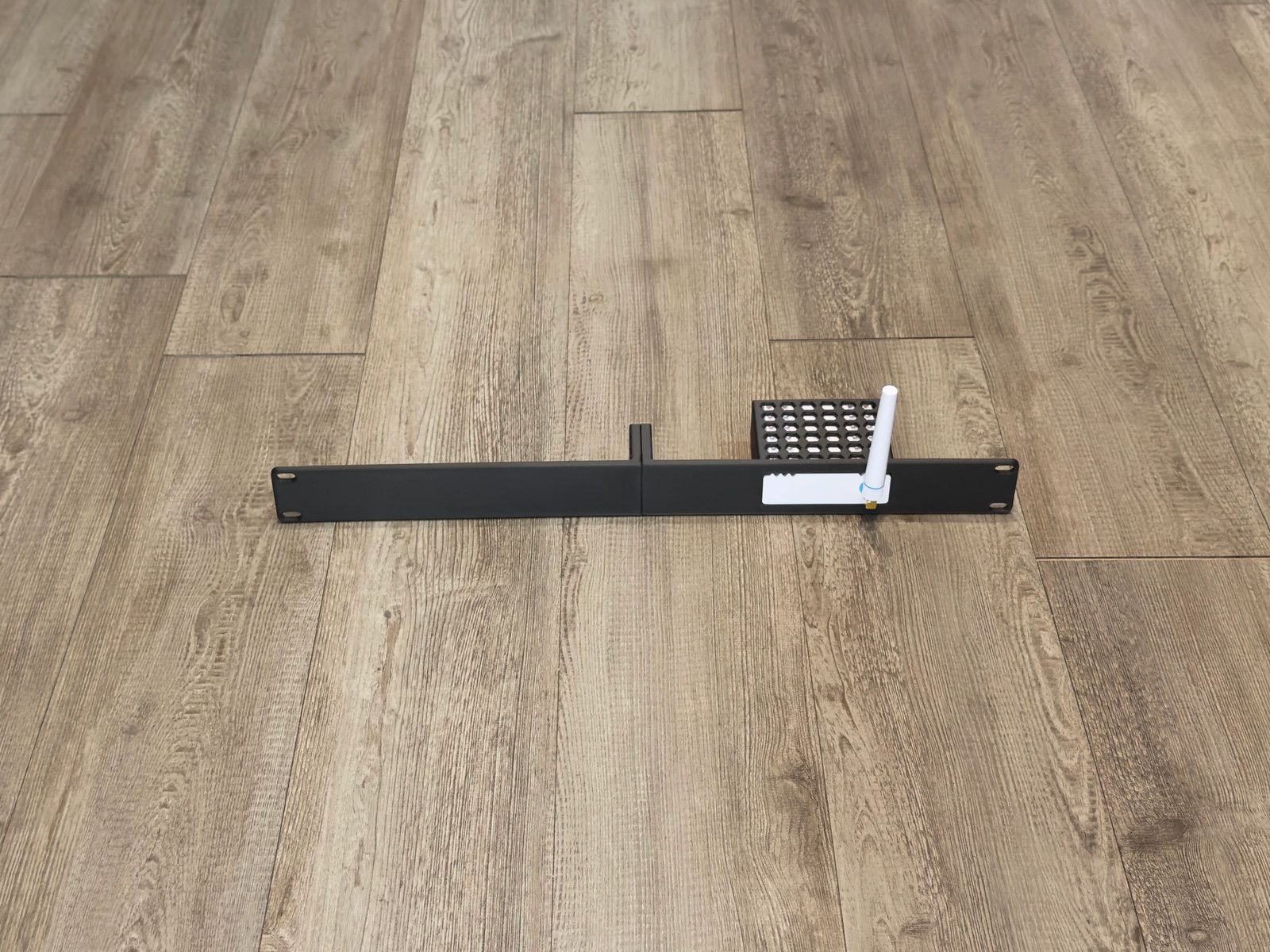 Ubiquiti SuperLink 19 inch 1U Rack Mount With 90 Degree SMA Adapter