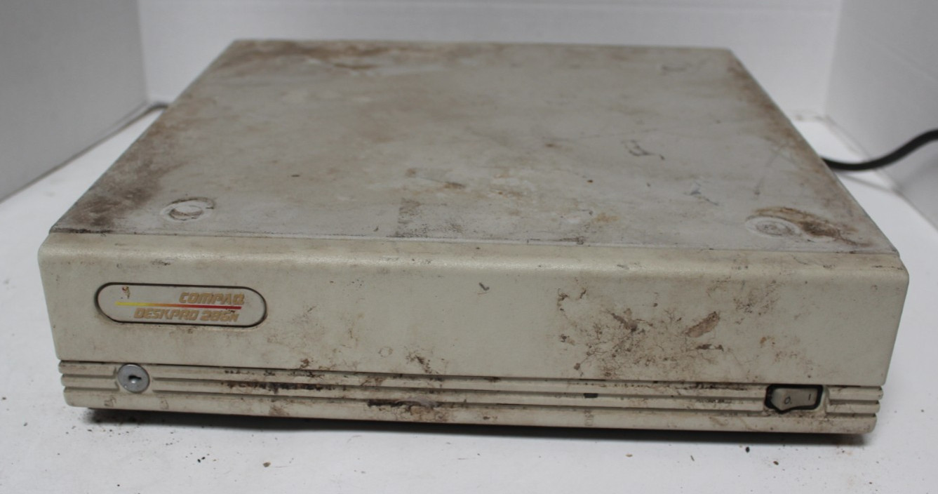 Vintage Compaq PC 3010 *Powers on