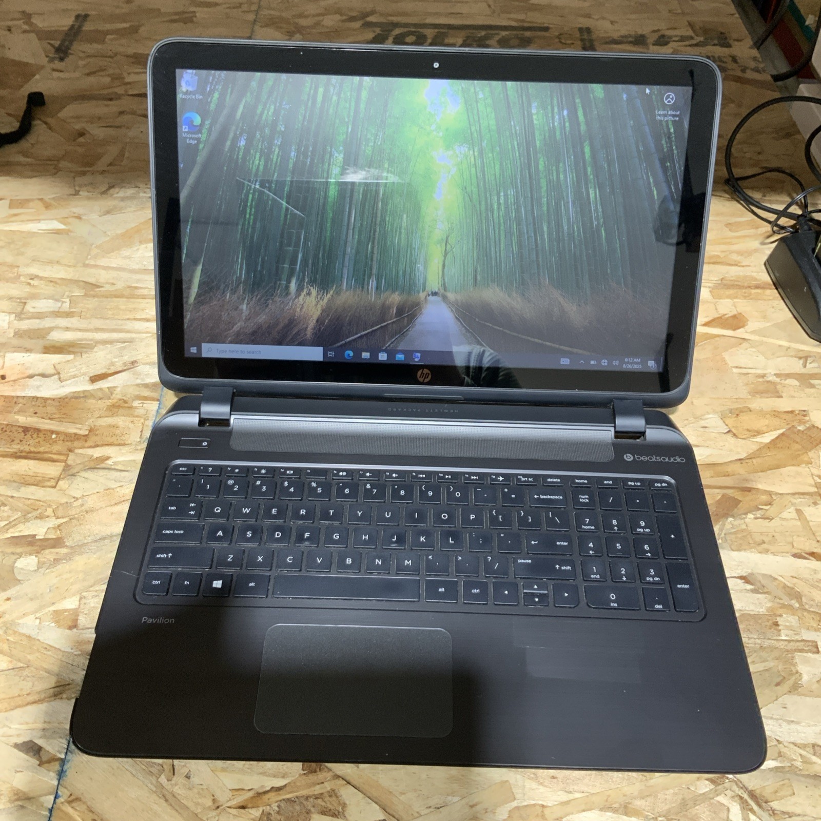 HP Pavilion 15 Notebook - 15" 15-p227NR - AMD A10-5745M - 8GB 1TB HD Win 10 H093