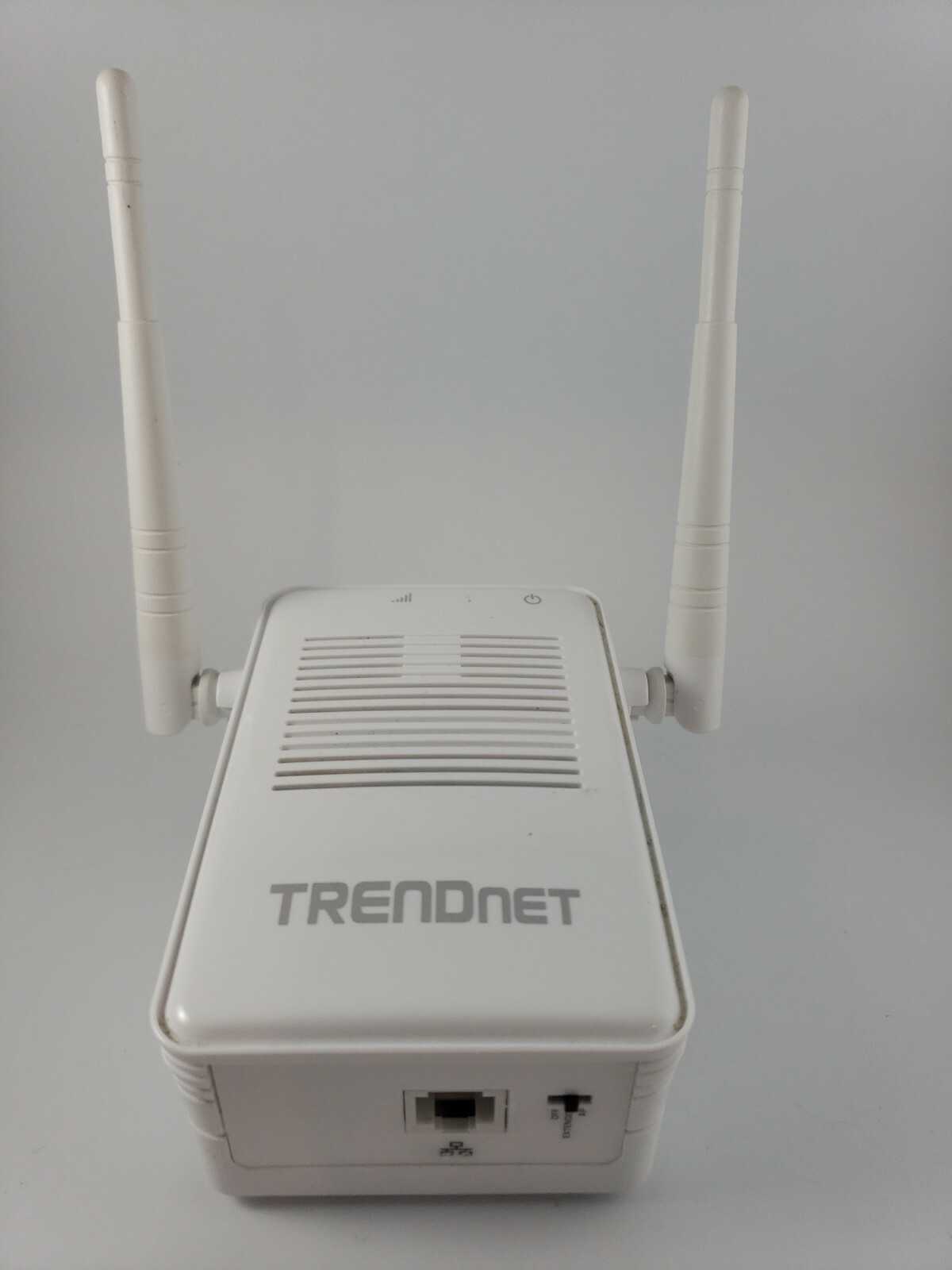 Trendnet TEW 822DRE Wi-Fi Range Power Extender 2.4/5 GHz 1200 Mbps  AC1200 