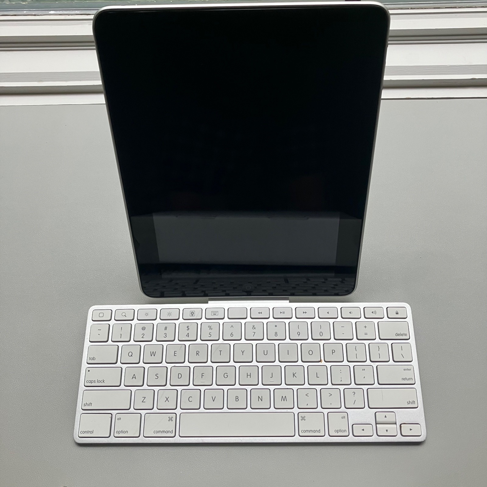 Vintage 2010 Original Apple  iPad 1st Gen Bundle A1219, A1359 iPad/Keyboard/Case