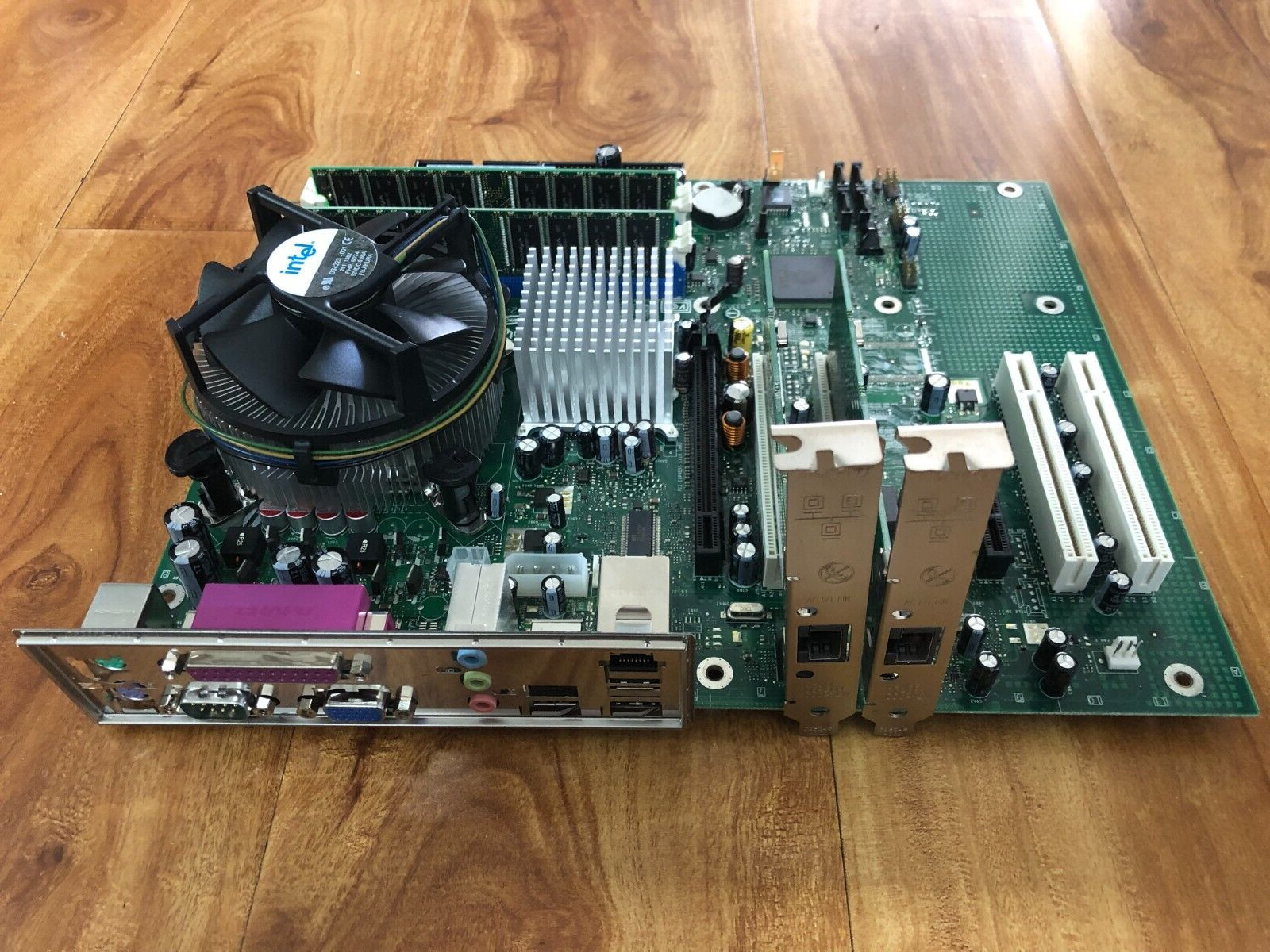 INTEL DESKTOP BOARD D915GAV/D915PGN  W/ P4 3.0GHz  LGA775  2GB RAM E210882 Mb