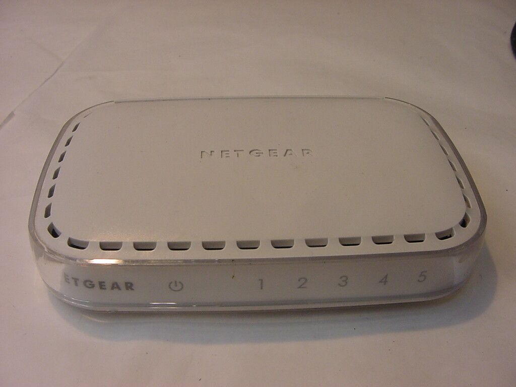 NETGEAR 5 PORT 10/100 MBPS SWITCH FS605v3 - NO POWER CORD 