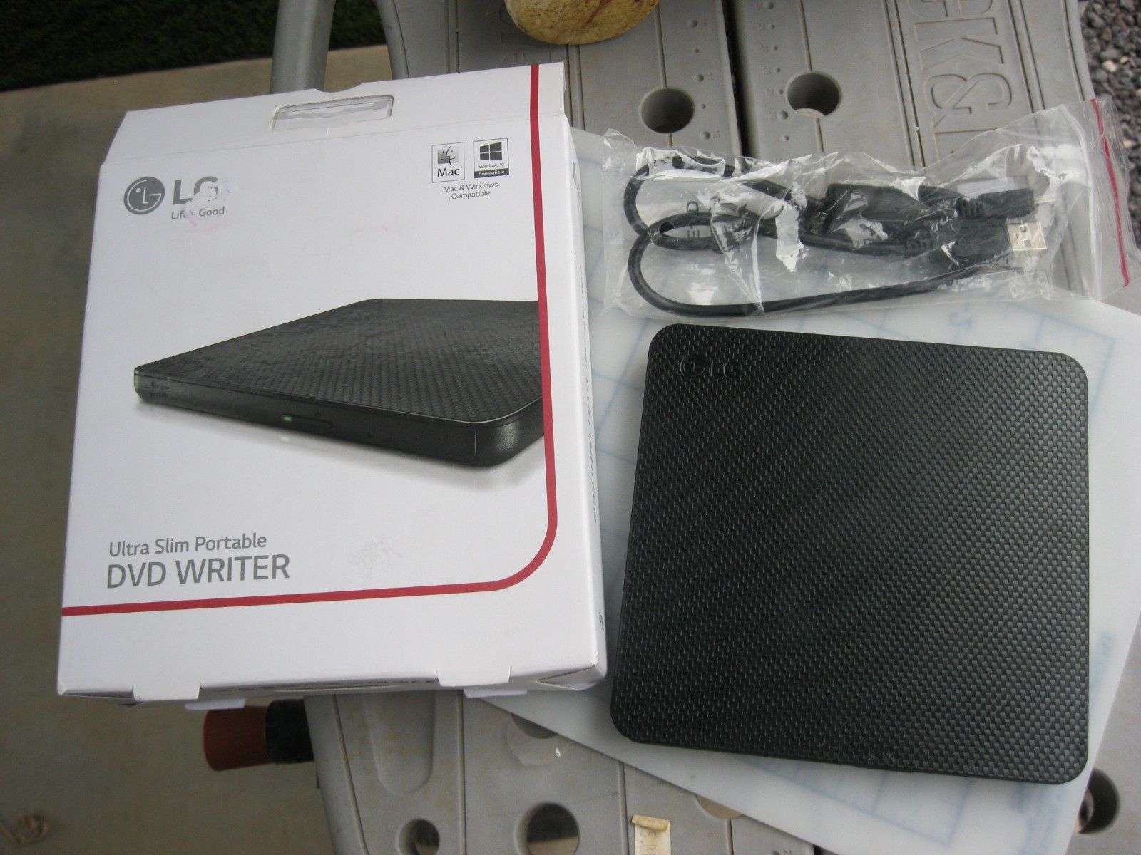LG Ultra-Slim Portable DVD Writer Burner & Drive SP80NB60 with box - 
