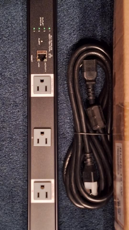 Middle Atlantic RLINK-1615V Vertical PDU with RackLink