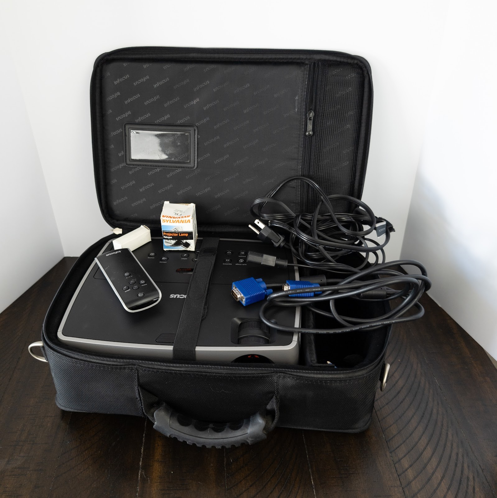 InFocus IN24+ W240 DLP Projector 2700 Lumens 800x600 Used With Remote and Case
