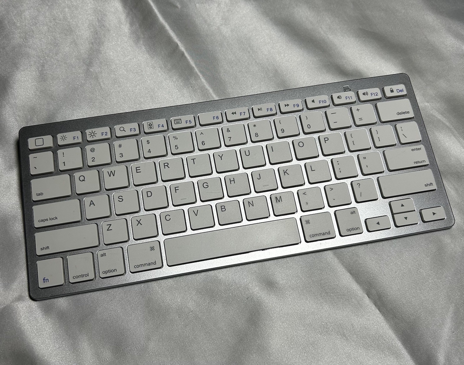 OMOTON KB066 Compact Bluetooth Keyboard Enhanced Function Keys Silver/White