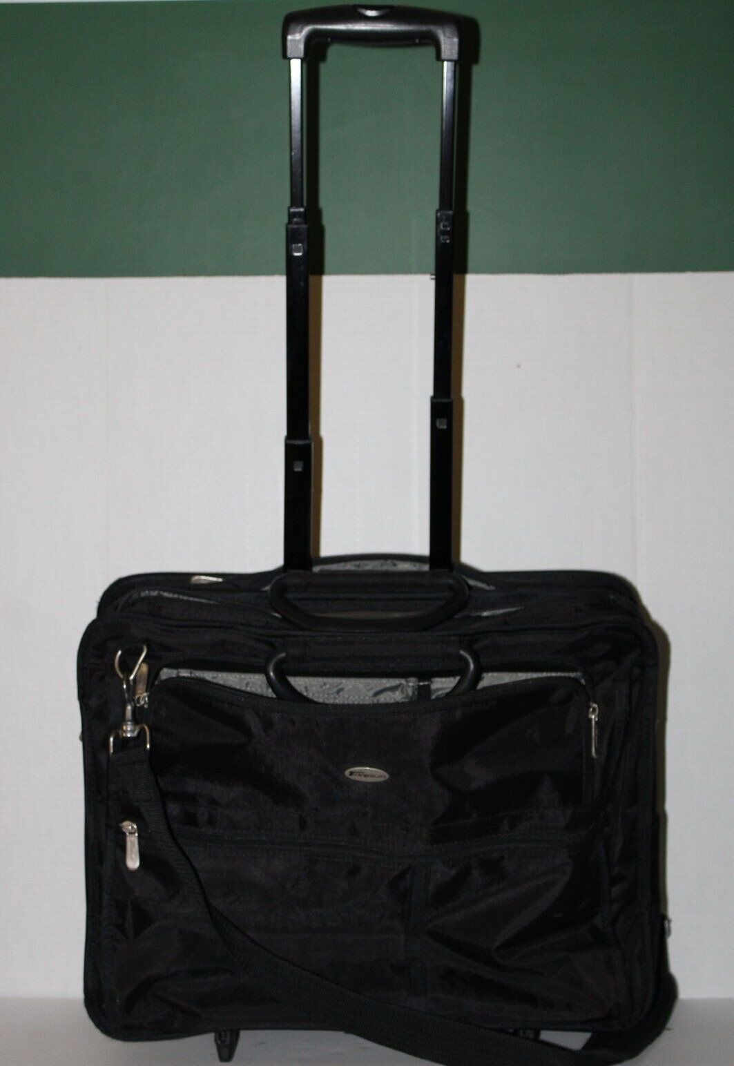 Targus 2 Wheeled Rolling Computer/Travel Bag 19x16x7”. Retractable Handle