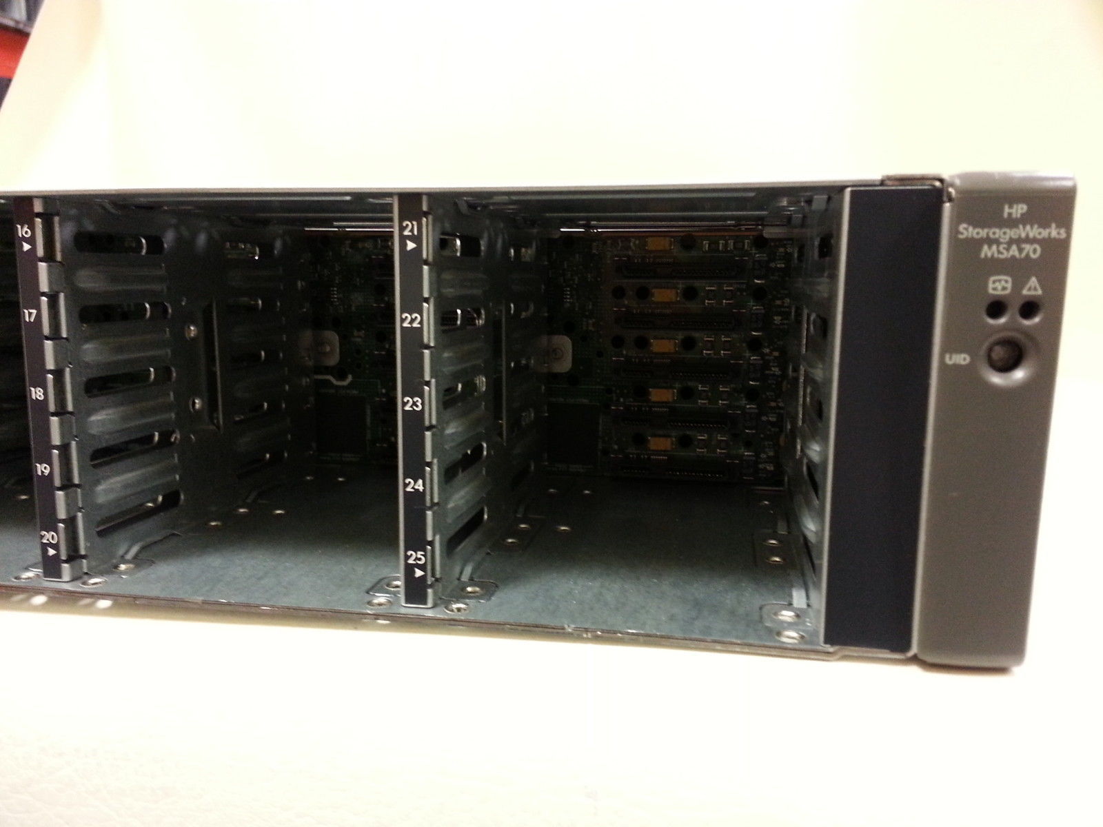 HP STORAGEWORKS MSA70 MODULAR SMART ARRAY 418800-B21 25 x HDD BAYS