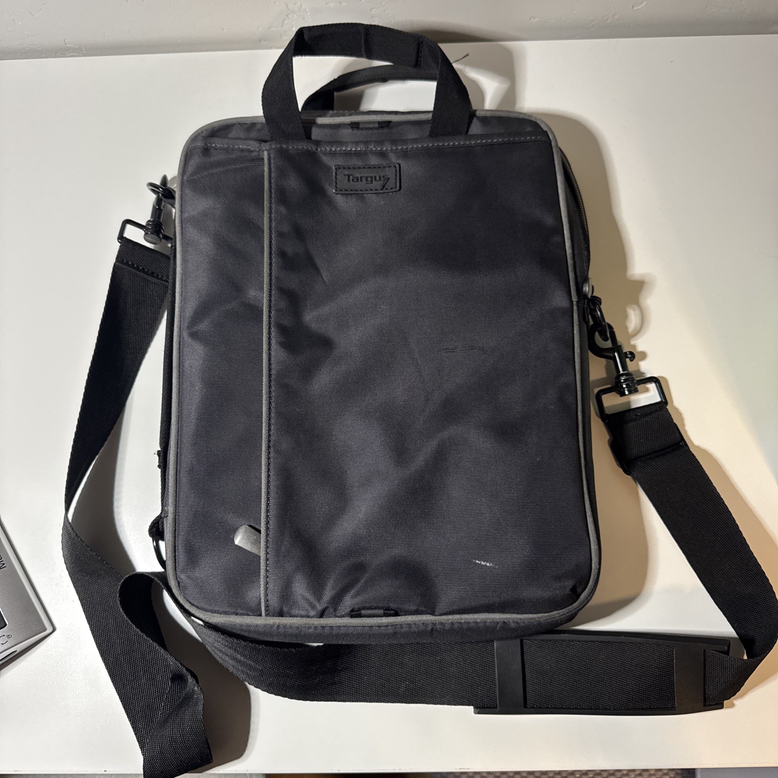 Targus Gray Convertible Slim Vertical Laptop Messenger Bag Case Dome Padded