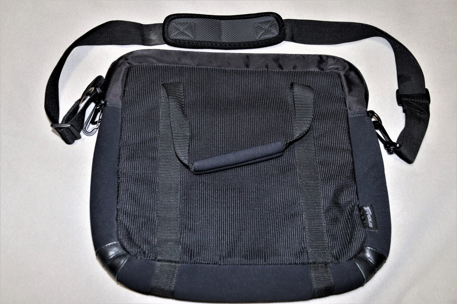 Targus Black Urban Slip Bag for Notebook PCs up to 15" Model #CUL700